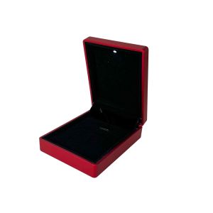 Crvena poklon kutija za nakit 9x7x3.5 cm – Elegantna kutijica za prsten ili lančić