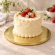 Zlatna okrugla podloga za torte i kolače promjera 25 cm i debljine 1 cm s tortom ukrašenom jagodama