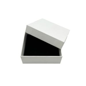 Kutijica za nakit 8.5x8.5x3 cm – bijela poklon kutija s točkastim reljefom