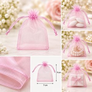 Ružičasta organza vrećica 9 × 12 cm prikazana prazna te s nakitom, bijelim dražejima i poklon kutijicom